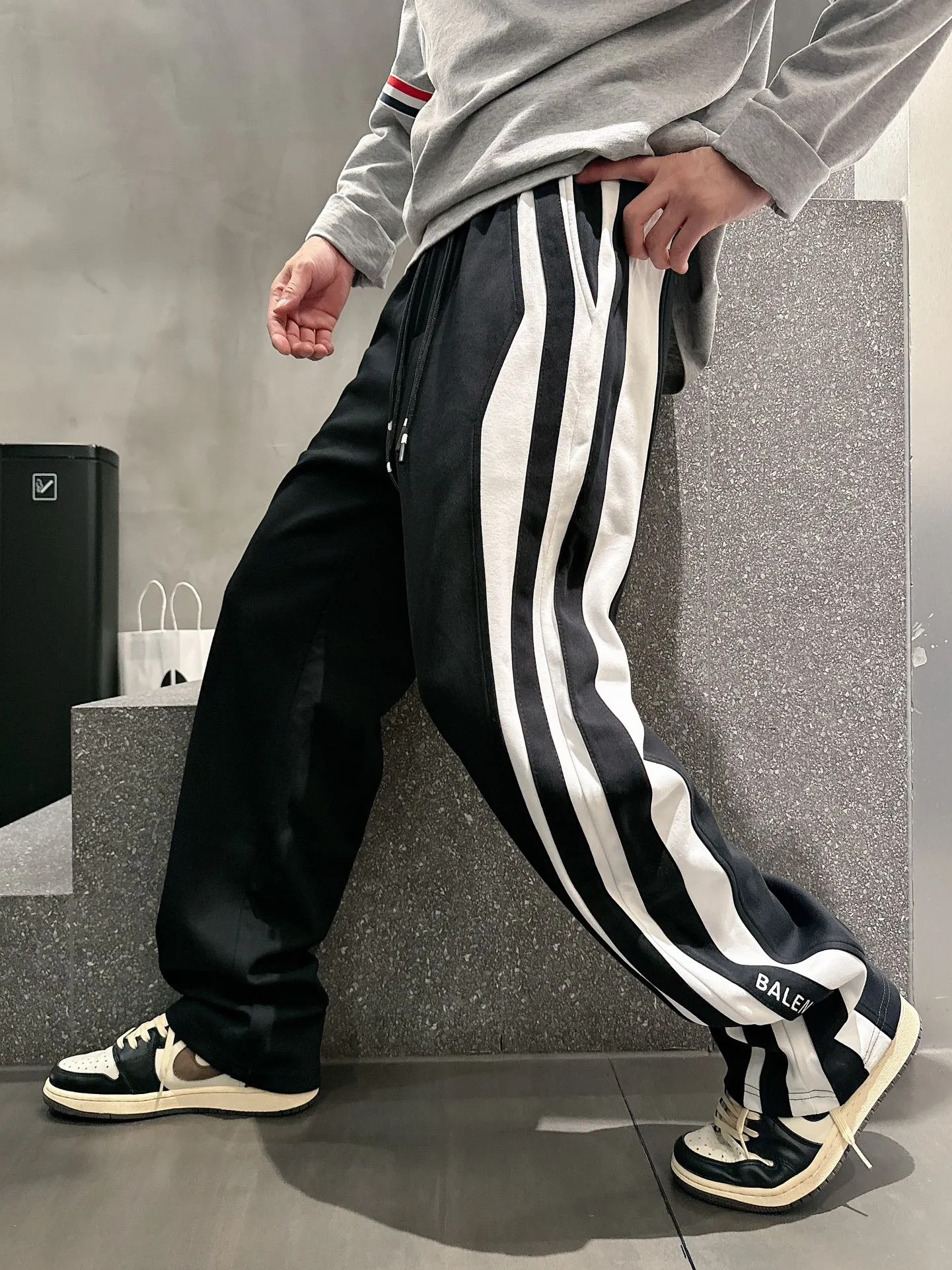 Balenciaga 🆕2026 Autumn and Winter New Arrival Casual Pants! The official website will be released simultaneously. Brand Classic LOGO casual pants, customized fabrics, excellent comfort and strong touch. Highly recognisable, perfect appearance and craftsmanship. Size:M-3XL